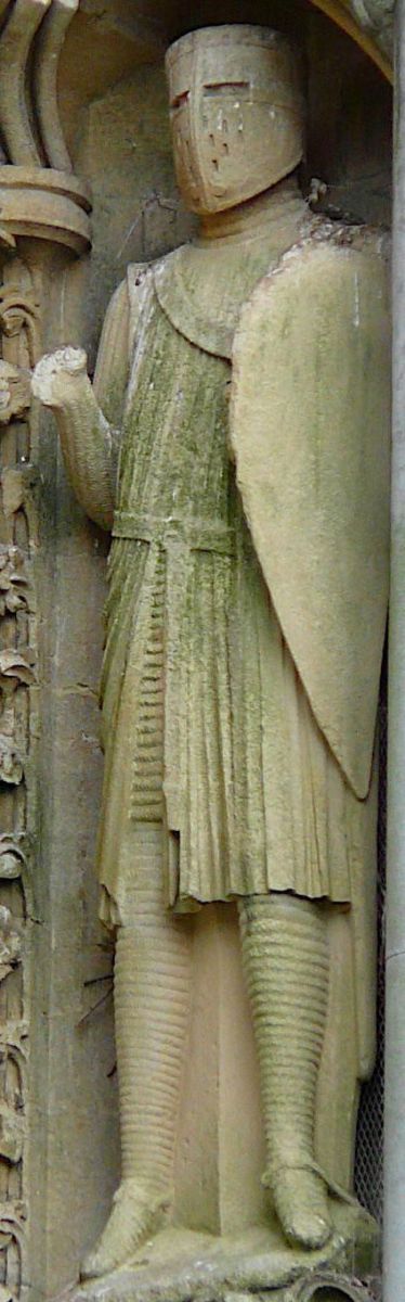 Статуя на западном фасаде собора Уэльса