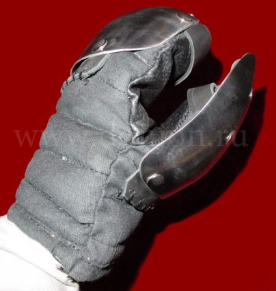 Подщитовая рукавица со стальными пластинами (АК)